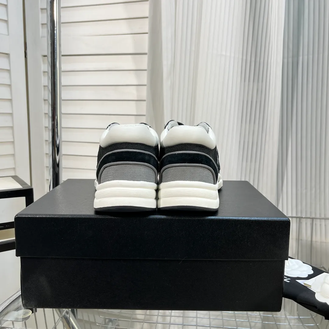 👟👟Ex-factory price 560👟👟 Chanel Chanel - 2022 counter top casual sports shoes This classic design; the upper is electro-embroidered with a variety of techniques; the outsole is fashionable and sporty; it is unusual to incorporate a variety of color matching elements... The diversified mix and match is very good-looking and versatile, casual, fashionable, sports and outdoor can be taken into account... ꫛꫀꪝ Go➫ Material: ❶Upper is made of: Original imported high mercerized smooth cow suede + electric embroidery technology + imported breathable mesh ❷Inner use: original imported breathable mesh ❸Outsole based on: original TPU combination outsole Counter boutique packaging complete set for women 35–42 men 38–46
